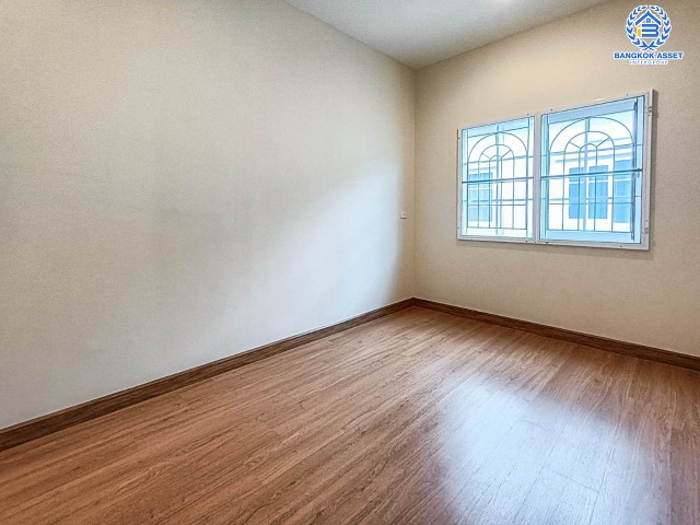 ทาวน์โฮมมือสอง ม. โกลเด้นทาวน์ วิภาวดี-แจ้งวัฒนะ สภาพดีมาก พร้อมเข้าอยู่ บนเนื้อกว่า 19 ตร.ว. 4 ห้องนอน 3 ห้องน้ำ 2 ที่จอดรถ บนทำเลศักยภาพเชื่อมต่อถนนหลายเส้นทางมาก ได้แก่ แจ้งวัฒนะ, ถนนสรงประภา, ลฯล เดินทางสะดวก ใกล้รถไฟฟ้าสถานี "หลักสี่" และ จุดขึ้นทางด่วน "ศรีสมาน"...